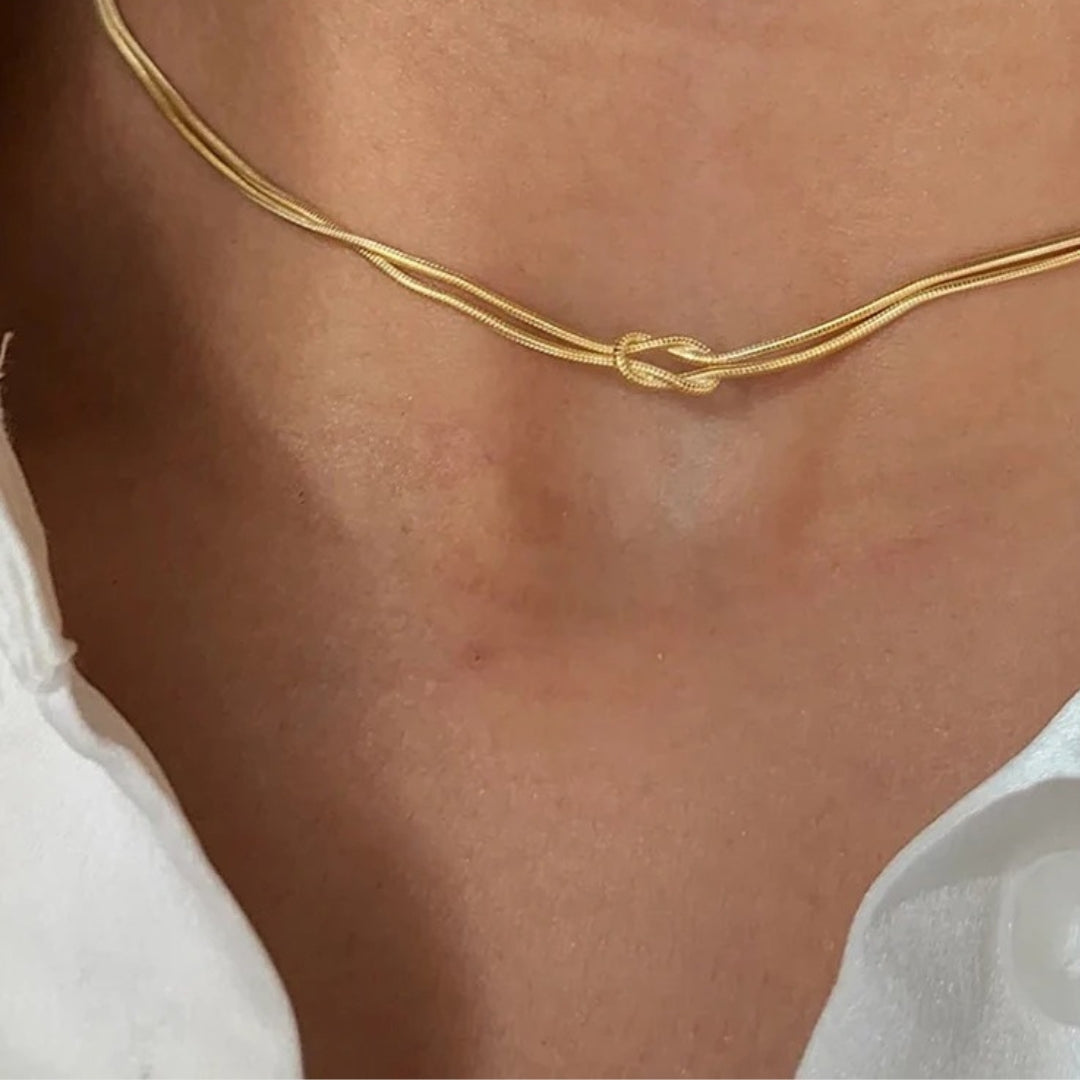 Evioleta | Minimalistic Necklace with forever knot